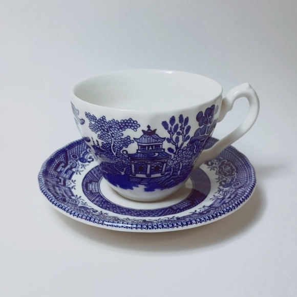 Vintage Blue Willow tea cup & saucer - Picture 1 of 8
